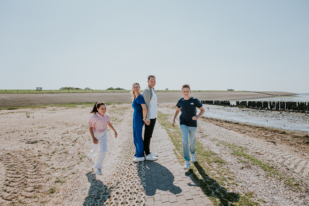 Spontane gezinsshoot achter de dijk aan het water door fotograaf Nickie Fotografie uit Friesland.