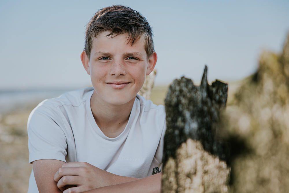 Fotograaf Friesland. Portret van tiener bij de paaltjes van Moddergat door Nickie Fotografie.