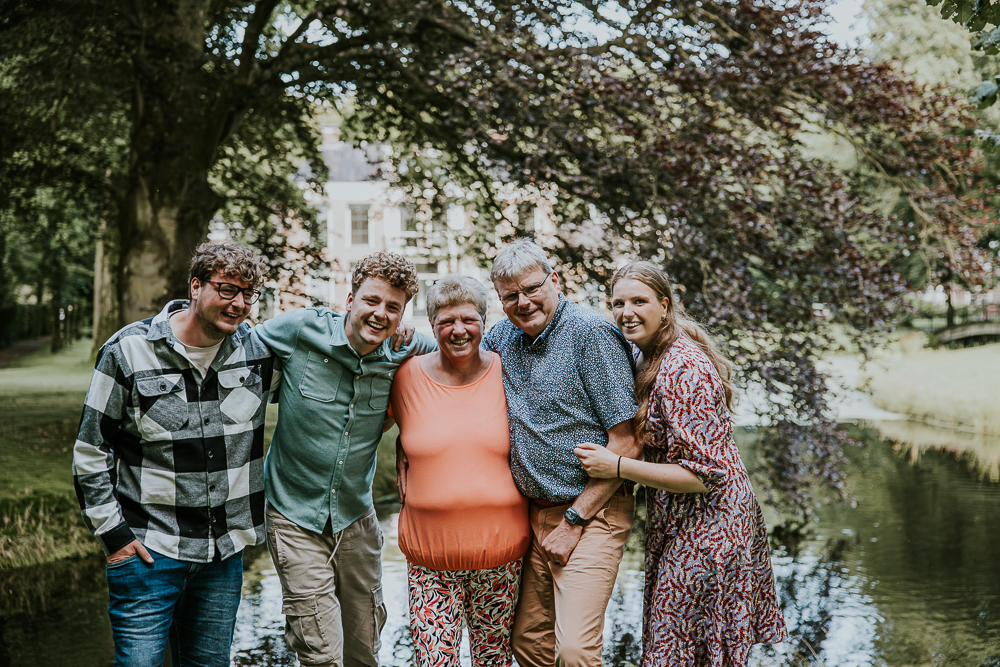 Fotograaf Dokkum. Familieportret door Nickie Fotografie.