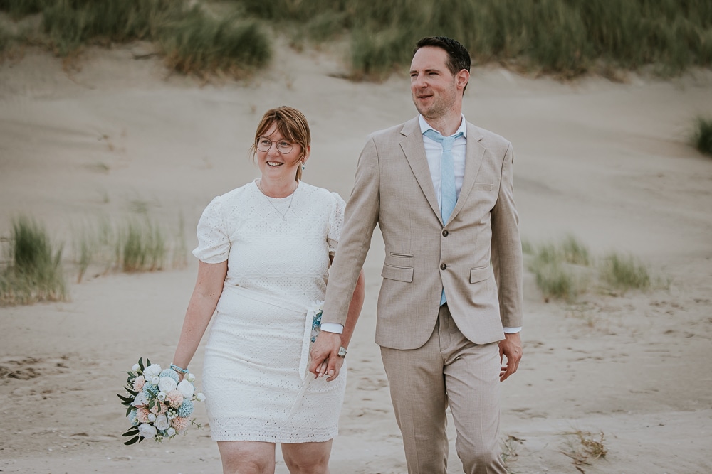 Trouwen op het strand van Ameland. Trouwreportage door trouwfotograaf NIckie Fotografie uit Friesland.