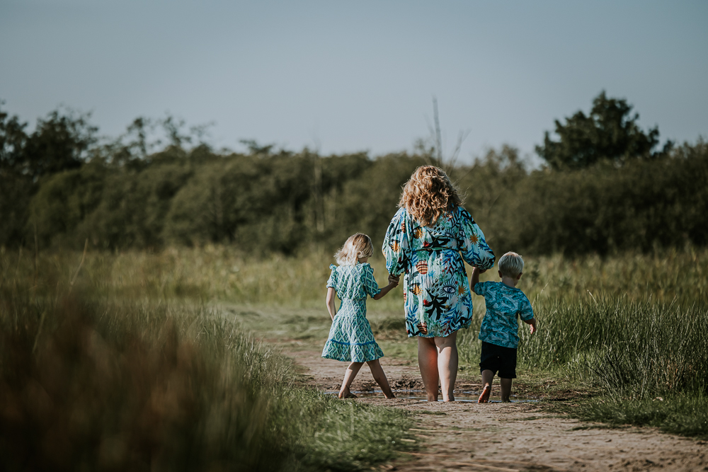 Fotograaf Friesland. Lifestyle gezinsshoot door Nickie Fotografie uit Dokkum. Moeder wandelt met haar twee kinderen door de natuur.