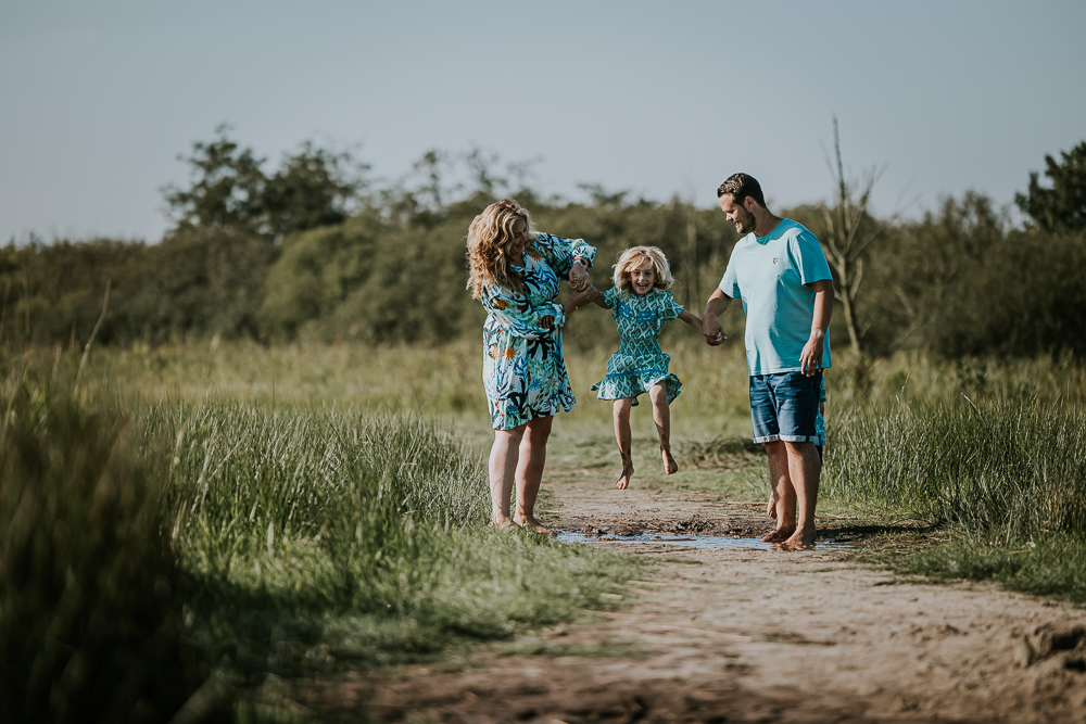 Lekker spelen op het blotevoetenpad in Opende te Groningen. Gezinsreportage door fotograaf Nickie Fotografie.