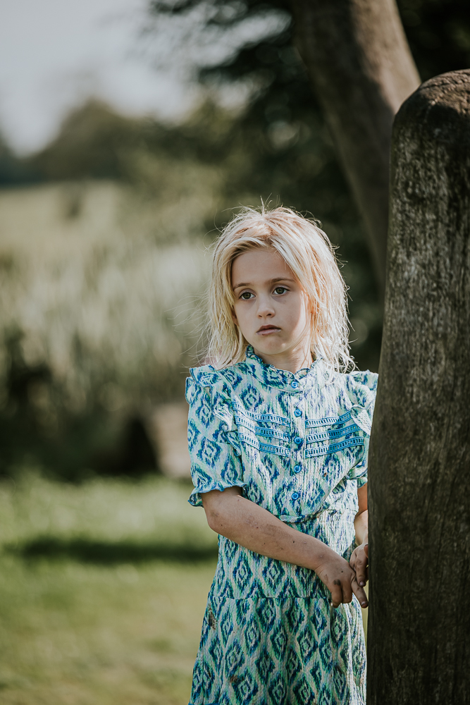 Lifestyle kinderfotografie door fotograaf Nickie Fotografie. Portret van meisje wat een beetje verdrietig is.