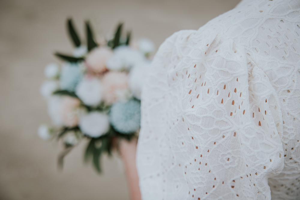 Detailshot van het pofmouwtje van de trouwjurk. Bruidsfotografie door trouwfotograaf Nickie Fotografie uit Friesland.