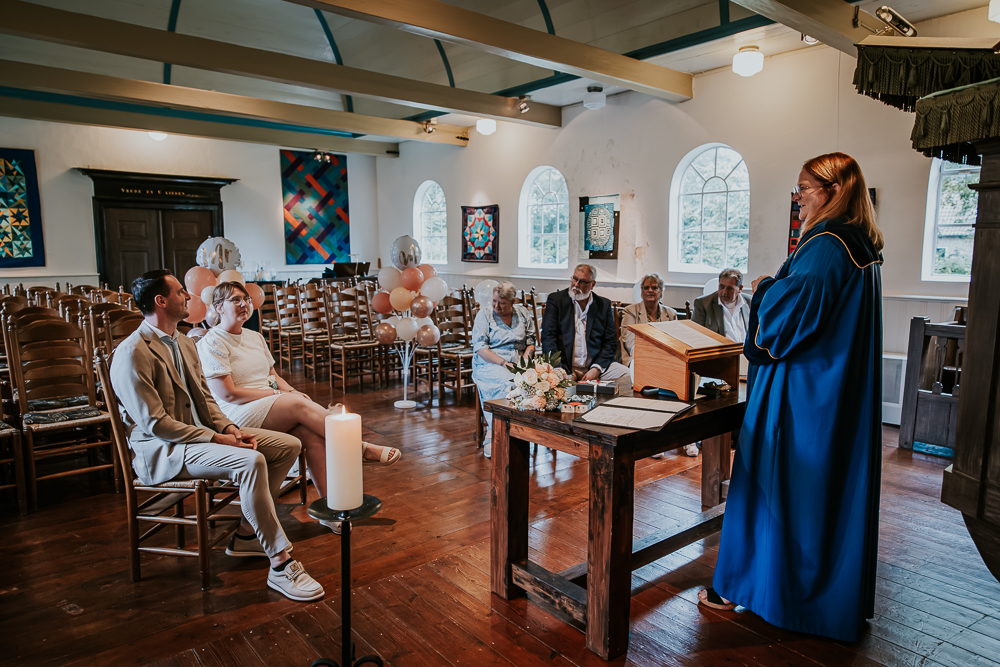 Trouwen in de doopsgezinde kerk in Nes. Overzichtsfoto van de trouwceremonie door huwelijksfotograaf nickie Fotografie uit Friesland.