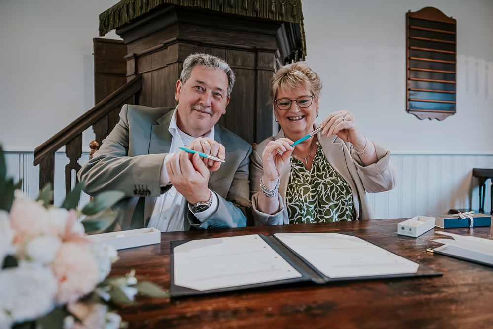 Het ondertekenen van de trouwakte. Trouwfotografie door bruidsfotograaf Nickie Fotografie uit Friesland.