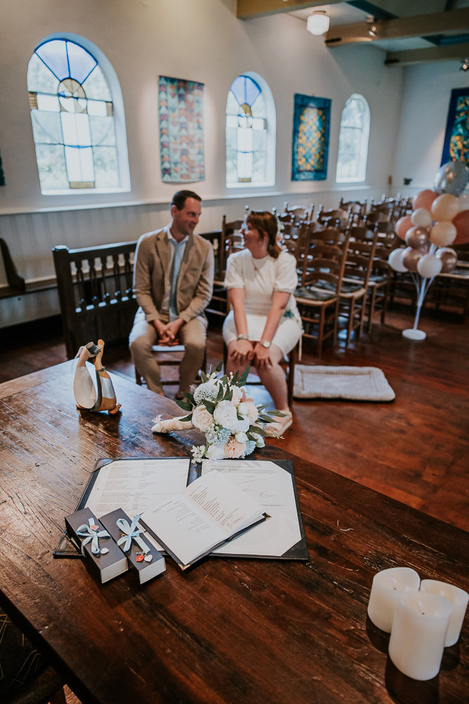 Trouwen op Ameland. Het bruidspaar heeft een gestolen momentje in de doopsgezinde kerk van Nes. Huwelijksfotografie door trouwfotograaf Nickie Fotografie uit Friesland.