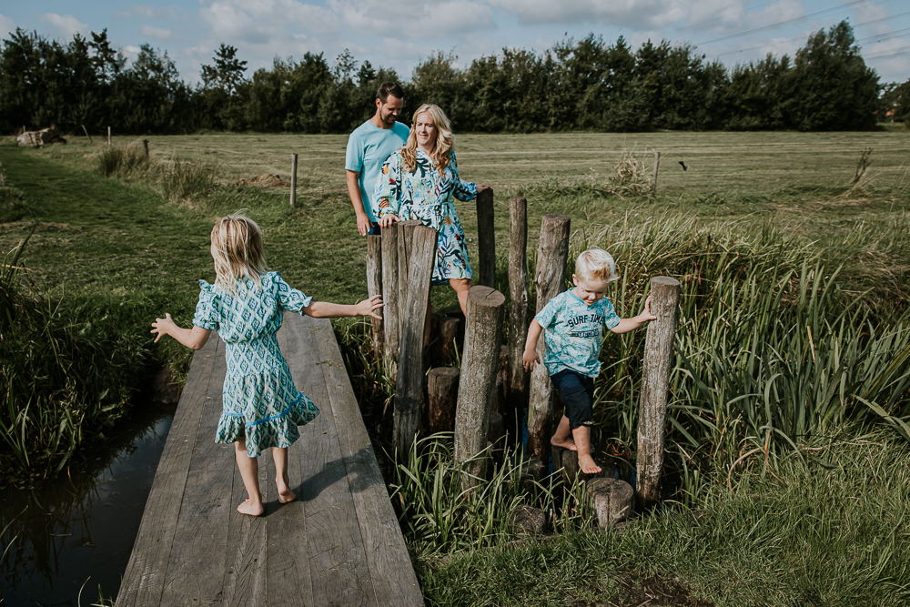 Blotevoetenpad Opende. Lekker spelen bij een slootovergang. Gezinsfotografie door fotograaf NIckie Fotografie.