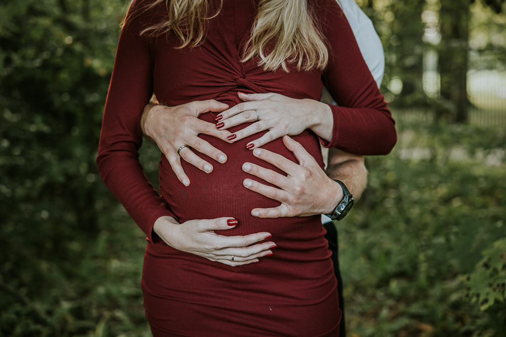 Zwangerschapsshoot Friesland door fotograaf Nickie Fotografie. 2 Paar handen op de bolle buik.