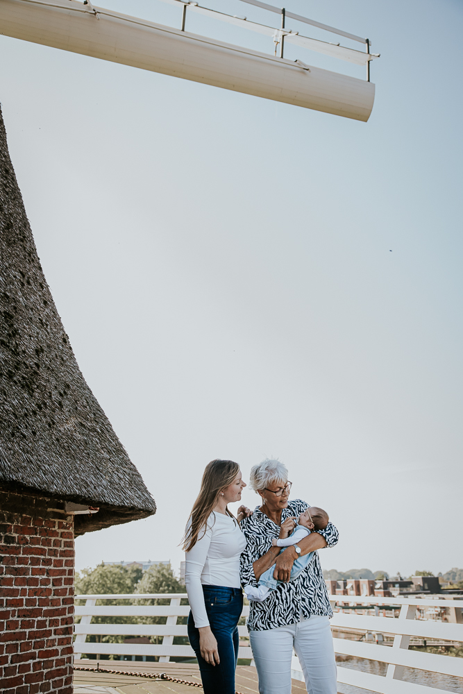 Portret van de dames op het balkon van de molen. Fotoshoot Dokkum door fotograaf Nickie Fotografie uit Dokkum, Friesland.