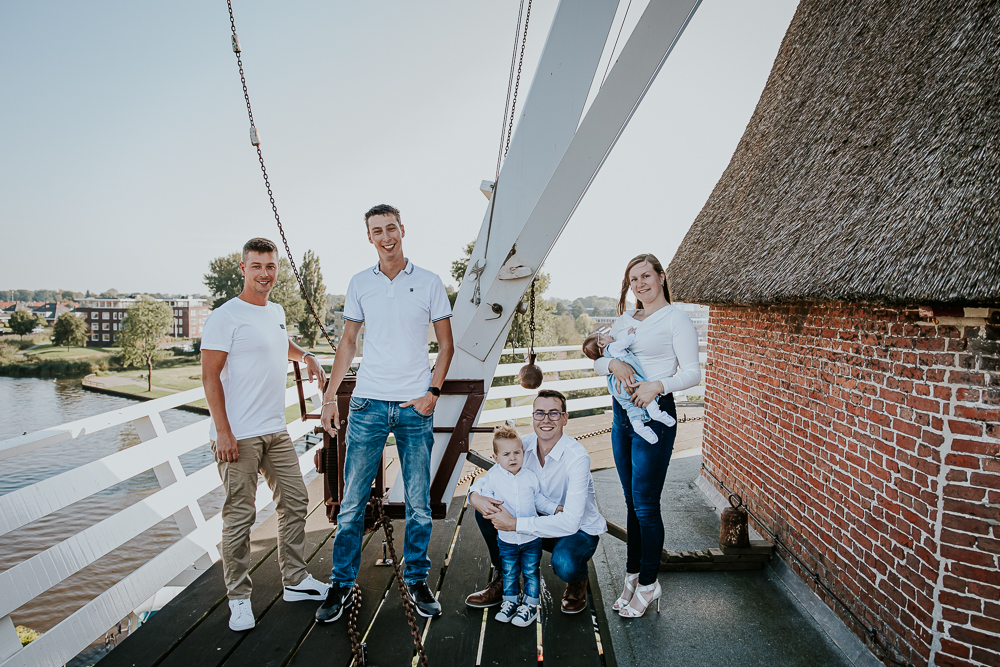 Fotoshoot Friesland. Portret van de kinderen en kleinkinderen, op de omloop van molen Zeldenrust in Dokkum, door Nickie Fotografie.