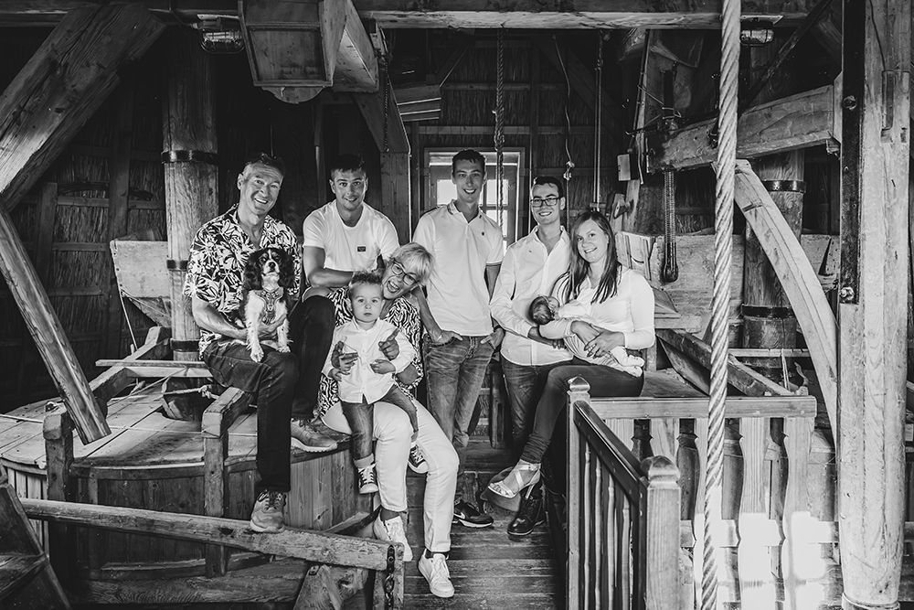 Fotograaf Friesland. Familieshoot in molen zeldenrust te Dokkum. Zwart-wit fotoreportage door fotograaf NIckie Fotografie. Portret van de hele famlie.