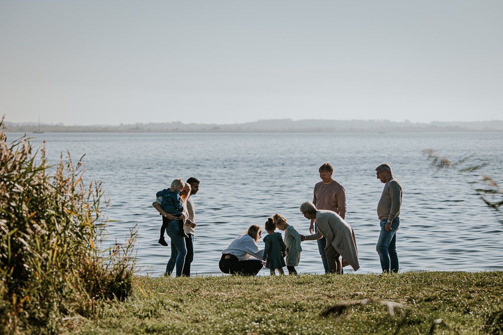 Familieshoot Lauwersoog Lifestyle fotoreportage met op de achtergrond het Lauwersmeer door fotograaf NIckie Fotografie uit Friesland.