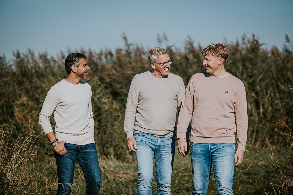 Fotograaf Friesland. De mannen wandelen in het natuurgebied nabij Lauwersoog. Lifestyle famlieshoot door Nickie Fotografie.