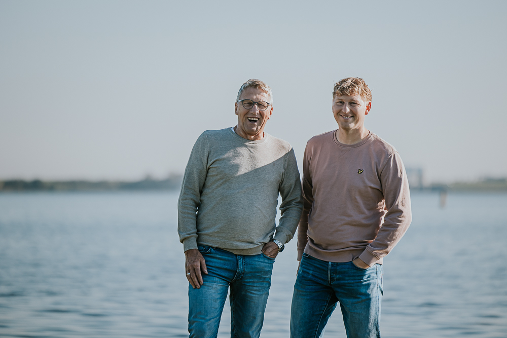 Portret van vader en zoon bij het water. Fotosessie door fotograaf NIckie Fotografie uit Dokkum, Friesland