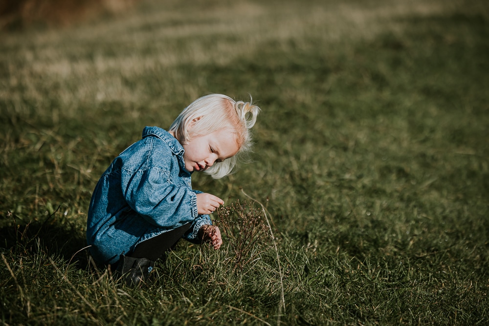 Meisje zoekt mooie bloemetjes in Lauwersoog. Fotoreportage door fotograaf Nickie Fotograife uit Friesland.