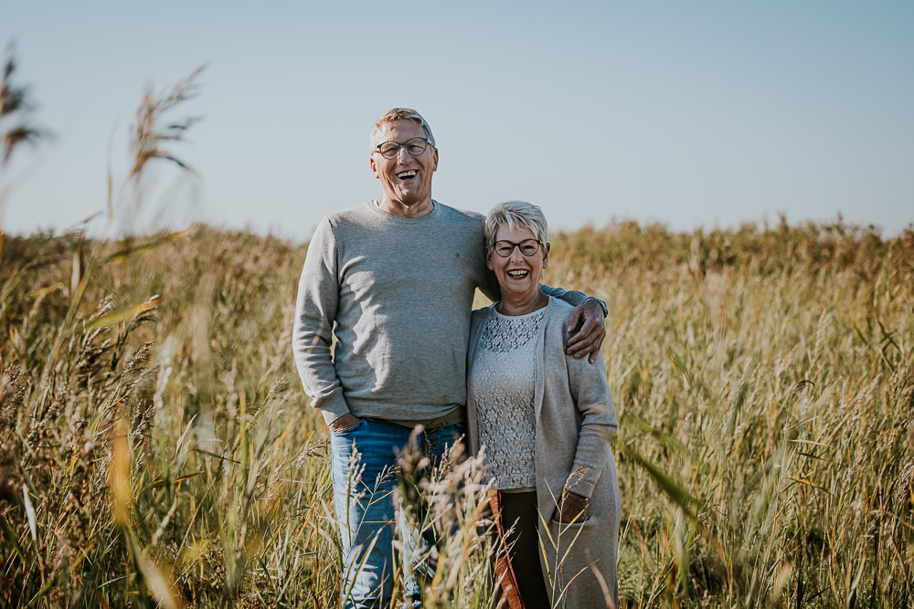 Portret van opa en oma tussen het riet. Fotosessie door fotograaf NIckie Fotografie uit Dokkum, Friesland.