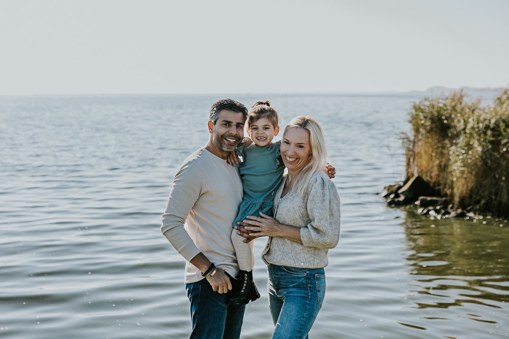 Gezinsportret bij het water van lauwersoog door fotograaf Nickie Fotografie uit Friesland.