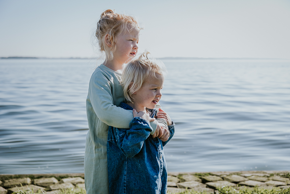 Portret van de twee zusjes bij het water door fotograaf Nickie Fotografie uit Dokkum, Friesland.