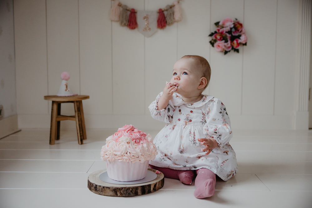 Lief meisje is nu nog voorzichtig bij de Smash the cake. Fotoreportage door fotograaf NIckie Fotografie uit Dokkum.