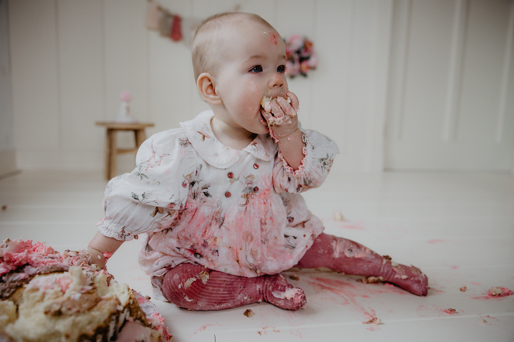 Smash the cake Friesland door fotograaf Nickie Fotografie. Meisje heeft haar taart al helemaal kapot. 