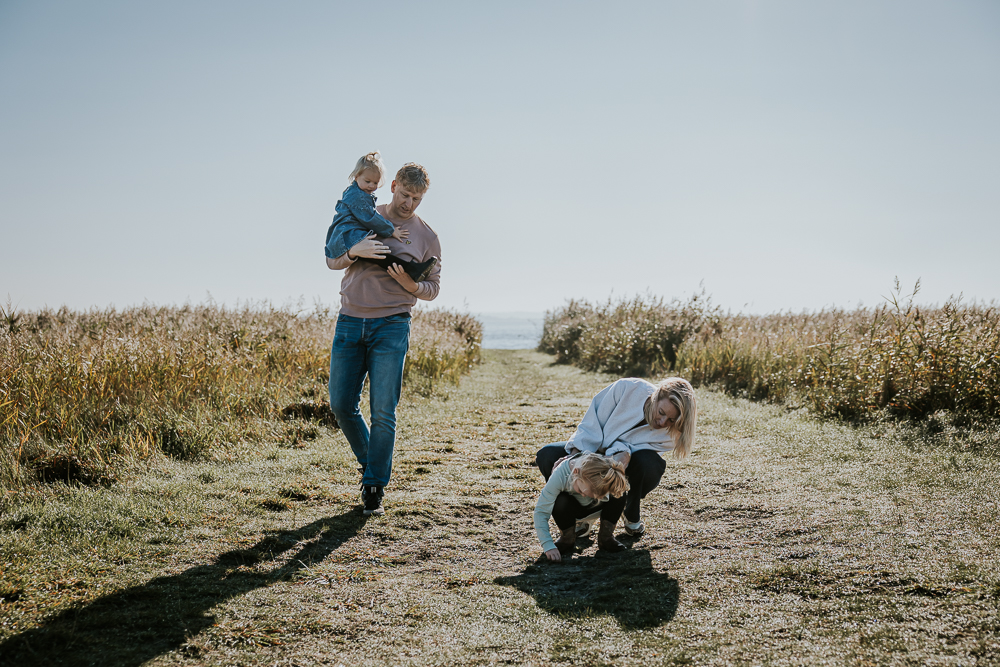 Fotograaf Friesland. Lifestyle gezinsreportage door Nickie Fotografie. Het gezin wandelt door het natuurgebiedje van de surfspot van Hoek van de Bant.