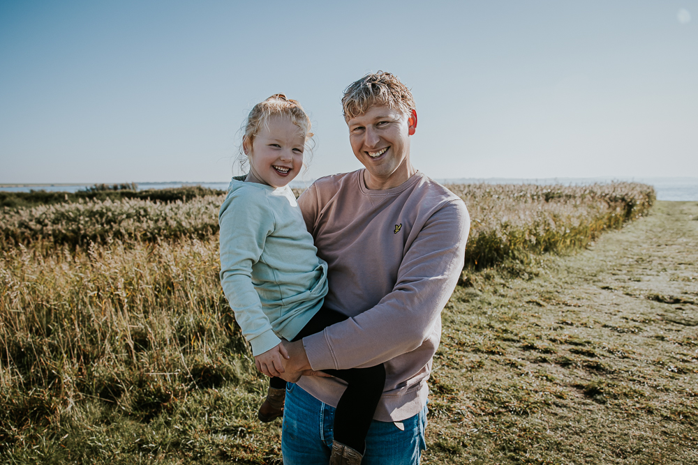 Portret van vader en dochter in het natuurgebied bij Lauwersoog door fotograaf Nickie Fotografie uit Friesland.