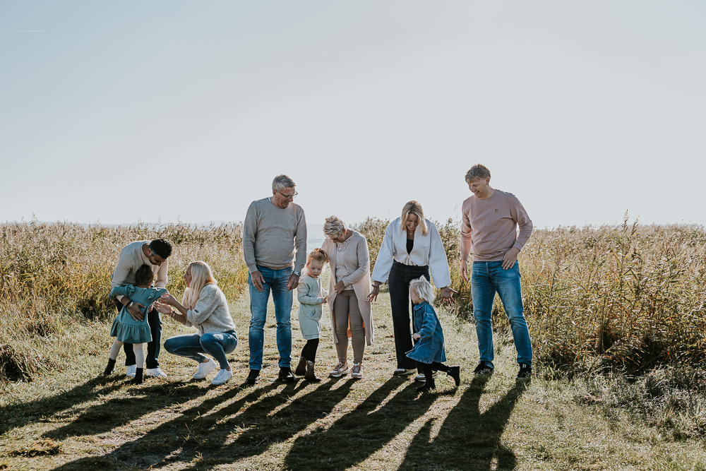 Famileshoot in het prachtige nationale park Lauwersmeer door fotograaf Nickie Fotografie.