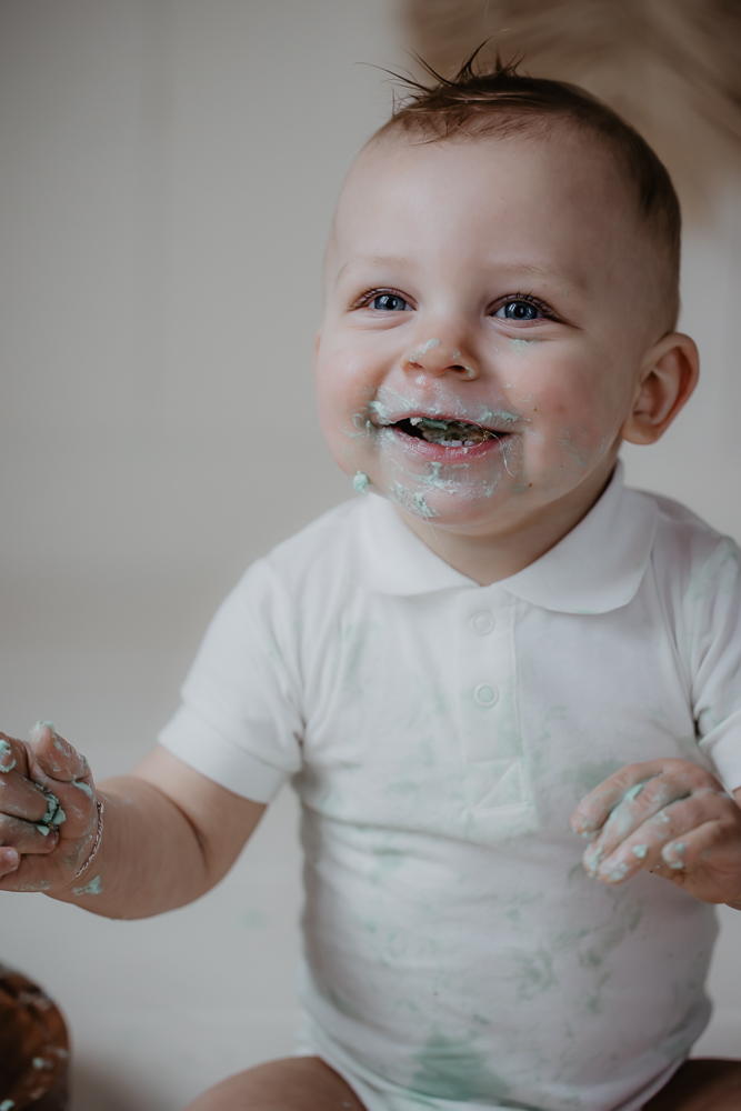 Eerste verjaardag fotoshoot met taart  door fotograaf NIckie Fotografie uit Dokkum, Friesland.