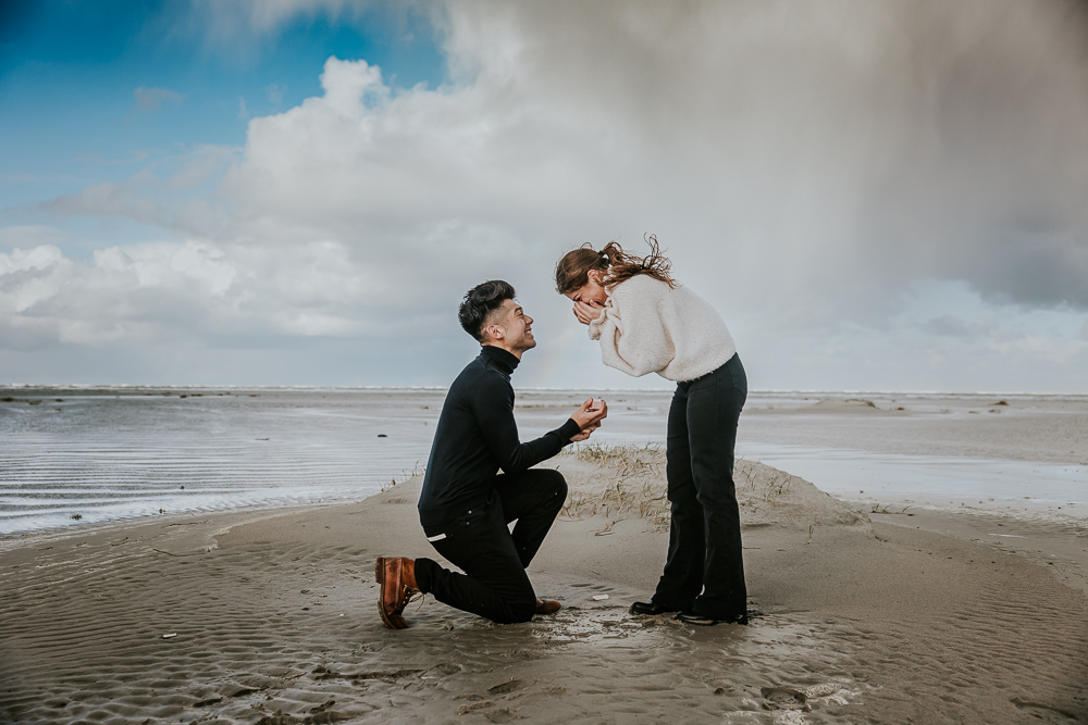 Huwelijksaanzoek Schiermonnikoog. Je partner te huwelijk vragen op het strand! Fotoshoot door fotograaf Nickie Fotografie uit Friesland.