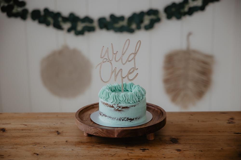 Cakesmash, the wild one. Groene naked cake met slagroom toefjes. Fotoshoot door fotograaf Nickie Fotografie uit Friesland.