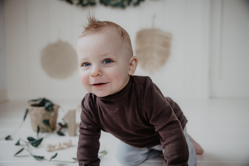 Kinderfotografie door fotograaf NIckie Fotografie uit Dokkum, Friesland. Dreumes kruipt naar de fotograaf toe.