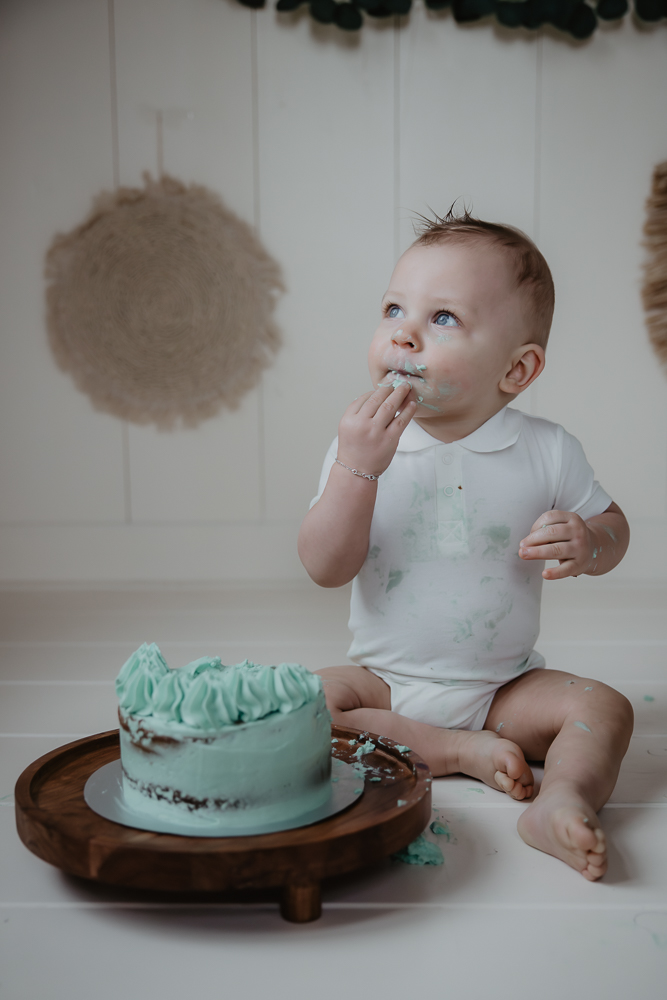 Cakesmash Dokkum, Friesland. Dreumes viert zijn 1e verjaardag met een groene taart die hij met zijn handjes mag opeten. Fotoreportage door Nickie Fotografie.