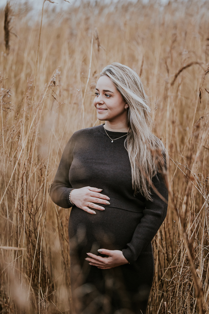 Zwangerschapsfotograaf Friesland, Nickie Fotografie uit Dokkum. Portret van zwangere dame in het riet.