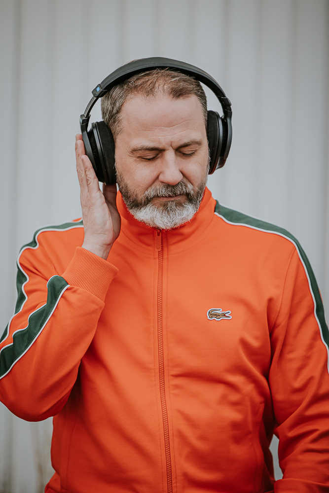 Portret van muzikant met koptelefoon door fotograaf Nickie Fotografie uit Dokkum, Friesland.