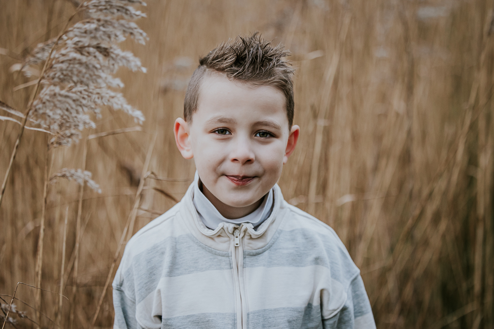 Portret van jongetje in het riet door fotograaf Nickie Fotografie uit Dokkum, Friesland.