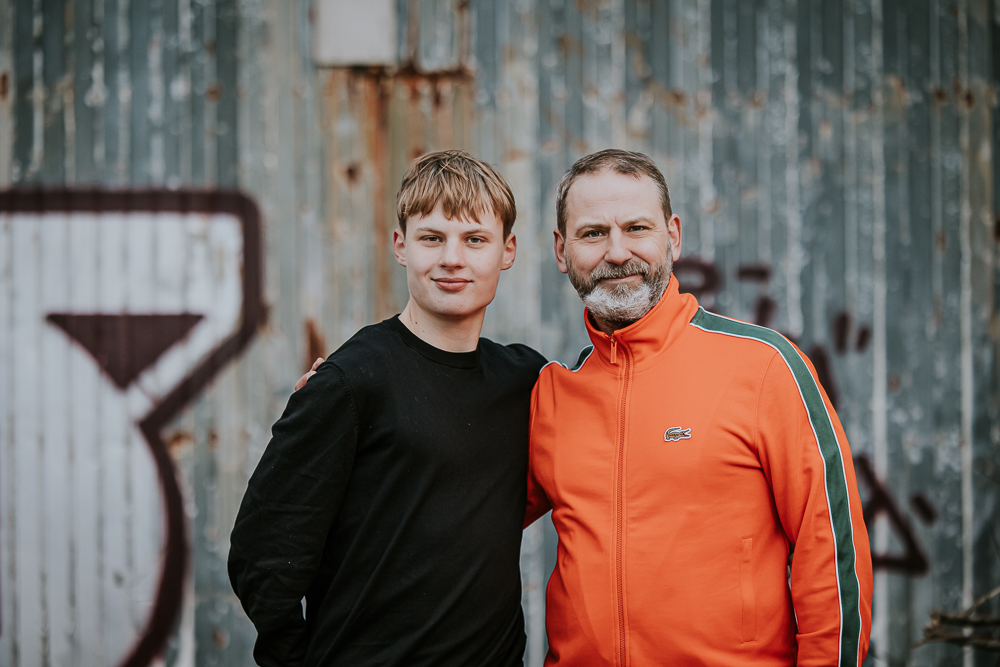 Fotograaf Dokkum voor een industrieel gezinsshoot. Portret van vader en zoon voor een graffiti muur door Nickie Fotografie uit Friesland.