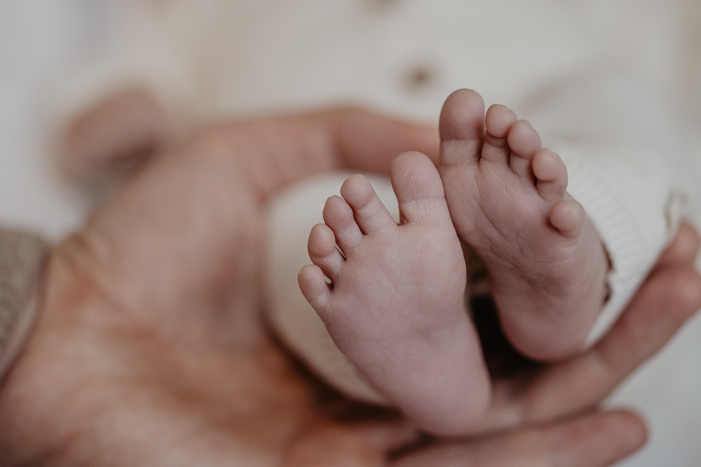 Twee blote babyvoetjes. Babyfotografie door fotograaf Nickie Fotografie uit Friesland.