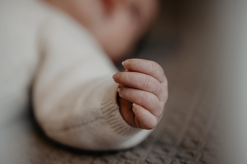 Babyshoot Leeuwarden. Detailshot van het babyhandje door fotograaf Nickie Fotografie uit Friesland.