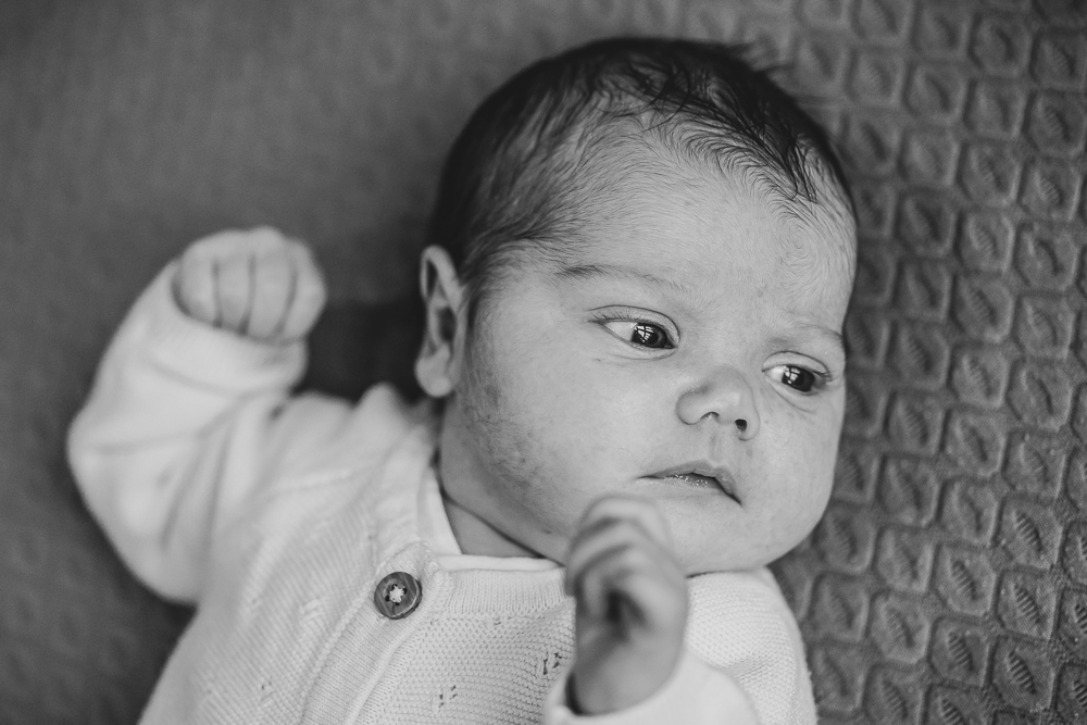 Babyshoot Leeuwarden, Friesland. Zwart-wit portret van baby Jolijn door fotograaf Nickie Fotografie.