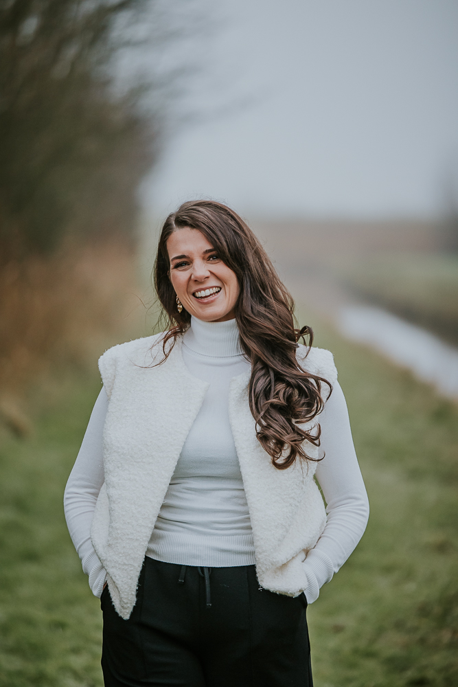 Fotoshoot in de mist. Profielshoots voor haar nieuwe autisme praktijk door fotograaf Nickie Fotografie uit Dokkum, Friesland.