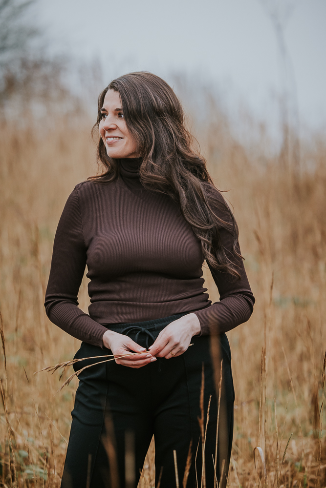 Fotograaf Friesland. Profielfotografie bij het riet voor haar nieuwe autisme praktijk door Nickie Fotografie.