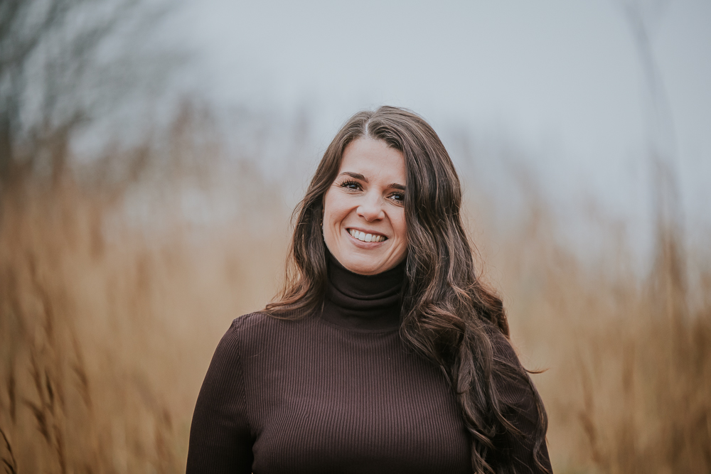 Fotograaf Friesland. Profielshoot met het riet als achtergrond ,tijdens een mistige dag, door Nickie Fotografie uit Dokkum.