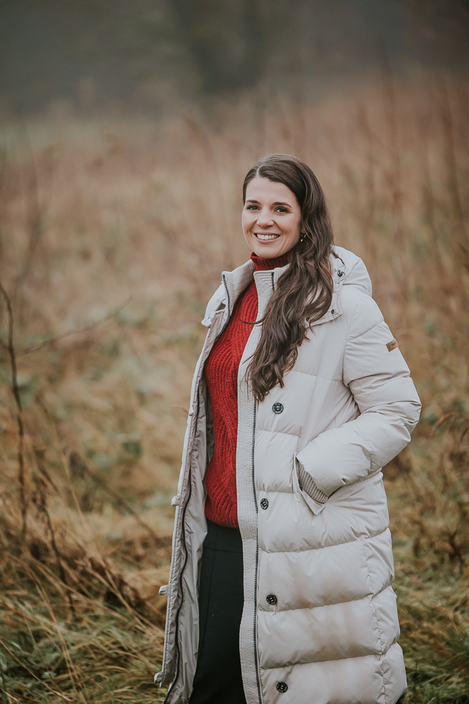 Profielfoto met winterjas in de natuur door fotograaf Nickie Fotografie uit Friesland.