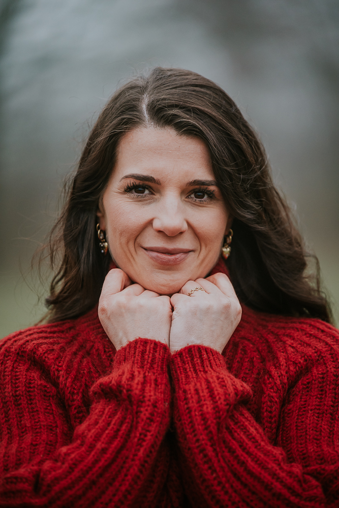 Winterportret tijdens een mistige dag. Emily draagt een warm rode trui. Fotoshoot door fotograaf Nickie Fotografie uit Friesland.