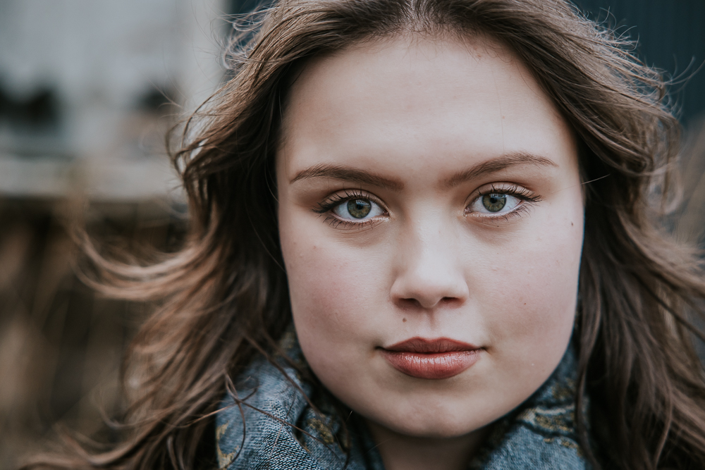 Close-up portret van jonge dame door fotograaf NIckie Fotografie uit Dokkum, Friesland.