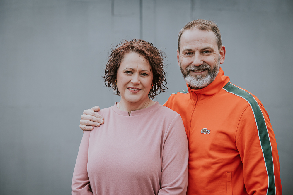 Portret van de ouders in industriële omgeving. Fotoshoot Friesland door  fotograaf Nickie Fotografie uit Dokkum.