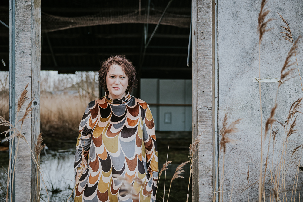 Industrieel portret van voruw in een verlaten fabriekspand in Dokkum, Friesland door fotograaf Nickie Fotografie.