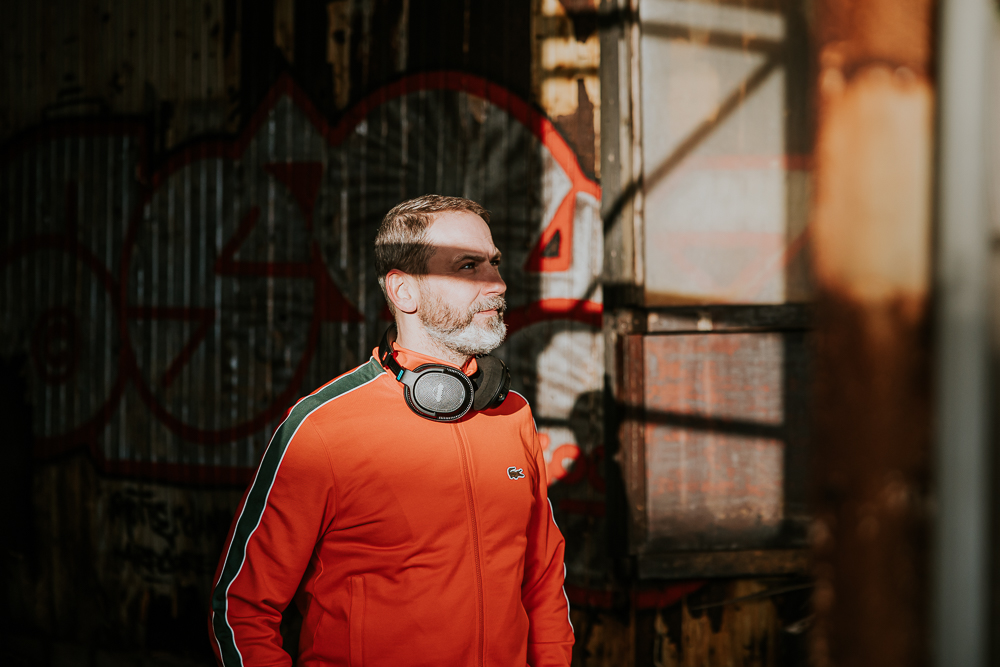 Fotograaf Friesland. Portret van muzikant met koptelefoon door fotograaf Nickie Fotografie uit Dokkum.