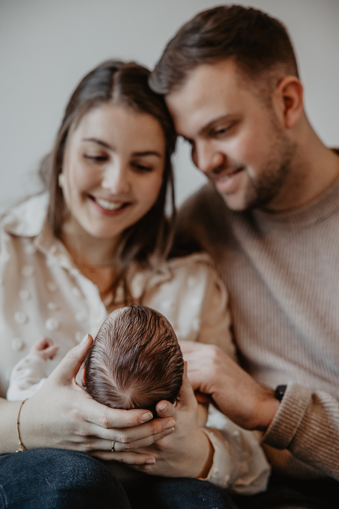 Portret van mama en papa met hun pasgeboren dochtertje door fotograaf NIckie Fotografie uit Friesland.